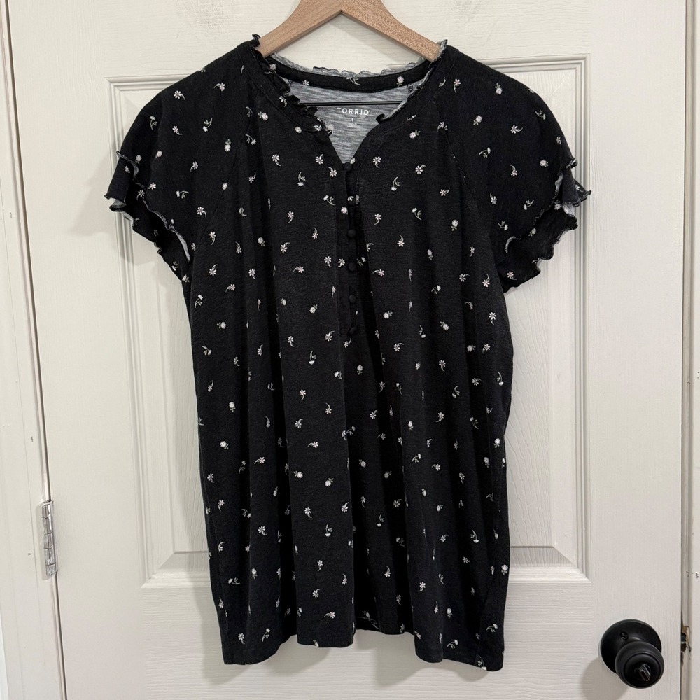 Torrid Henley Top Womens 1 Black Floral Short Sleeve 1X Cottagecore Casual Ditsy - Picture 1 of 8